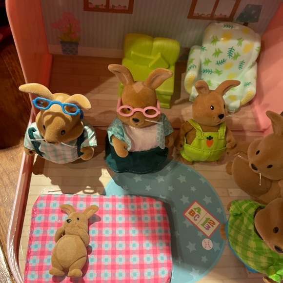 Li’l Travel suitcase 6 cottontail rabbits with chairs - Picture 2 of 13